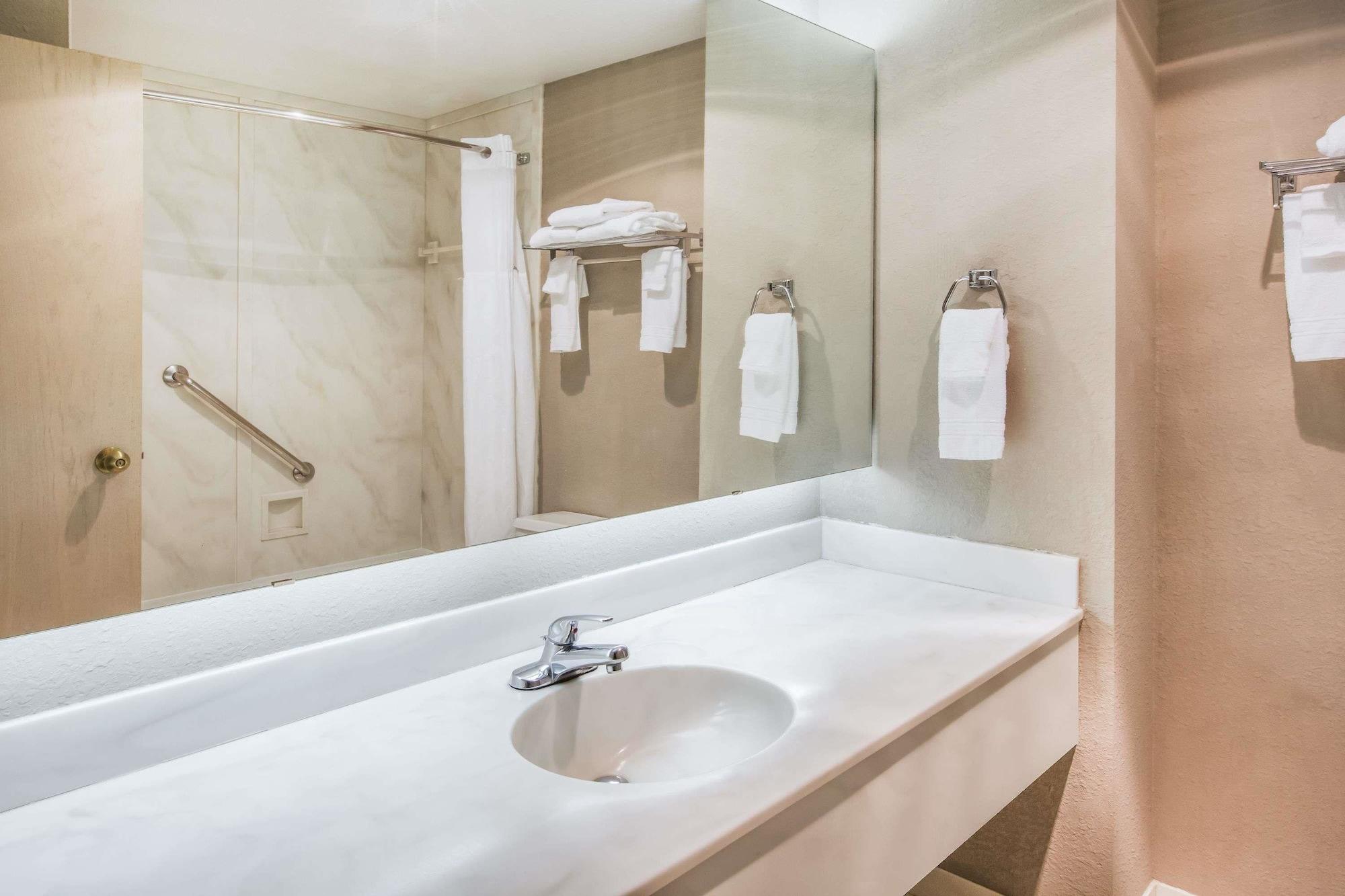 Days Inn By Wyndham Midland Ngoại thất bức ảnh